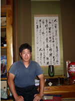 Mr. Takehisa Takahashi sits in front of the hanging scroll. It has the creed of the Takahashi family, the famous words of Tokugawa Ieyasu who founded the shogunate in Edo that endured for more than 260 years.